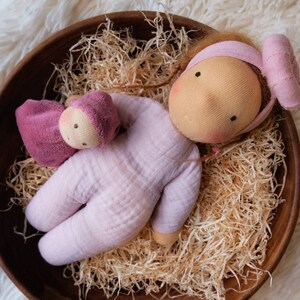 Handgemaakte zachte knuffel zak pop, waldorf pop, eerste pop, klaar om geschenken schip. Kerstvakantie cadeaus