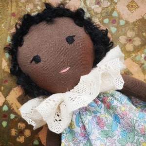 Tissu naturel de poupée de poche. Poupée inspirée de Waldorf