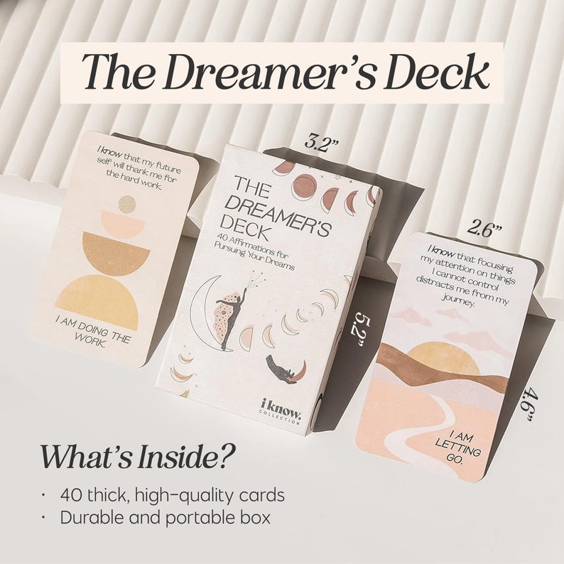 Puede incluir: Un juego de 40 cartas de afirmaci&oacute;n con un dise&ntilde;o de luna y estrellas. Las cartas miden 8,1 cm por 13,2 cm y vienen en una caja duradera. Las cartas presentan afirmaciones positivas para perseguir tus sue&ntilde;os.
