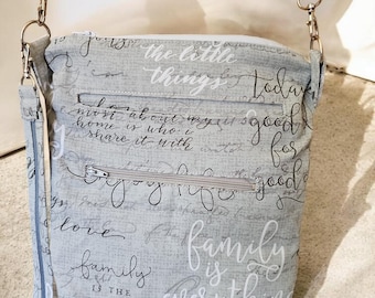 Bolso bandolera artesanal con temática familiar y bolsillos.