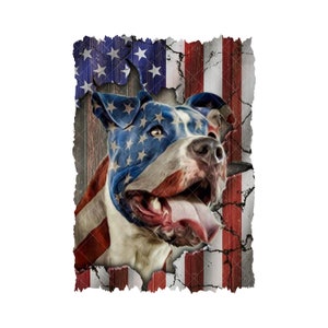 以下が含まれることがあります： 顔にアメリカ国旗のデザインが施された白いピットブルテリア。犬は右を見て、舌を出しています。犬は破れたアメリカ国旗の背景に置かれています。