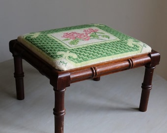 Taburete vintage de punto de aguja con monograma MM/MW / Taburete auxiliar de madera estilo bambú, reposapiés de estilo rústico inglés, asiento tapizado con estampado floral.