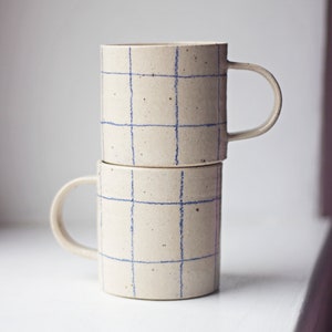 Ręcznie robiony kubek ceramiczny: minimalistyczny wzór w paski lub kratkę