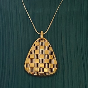 Krone Trifari Anhänger Halskette c. 1968 Signiert mit neuerer signierter Trifari Kette - Exzellenter Zustand - Modernist - Goldtone - Abstrakt