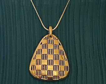 Collana con pendente Corona Trifari ca. 1968 Firmato con catena Trifari firmata più recente - Condizioni eccellenti - Modernista - Tonalità dorata - Astratto