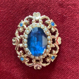 Early CORO brooch pin c 1940s EXCELLENT Condition Huge Faux Sapphire Victorian Revival