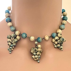 Collana girocollo di Miriam Haskell / Frank Hess degli anni '40, non firmata, iconica uva gocciolante, ottime condizioni, bellissime perle di vetro artistico.