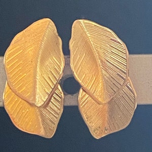 Crown Trifari earring clips 1960s Excellent Condition Dimensional Double Leaf Motif Goldtone