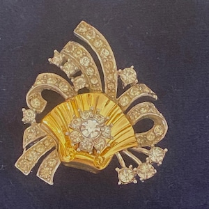 Stunning 1940s brooch - Superb Quality- Unsigned Beauty- Excellent Near Antique Condition- Art Deco Revival-