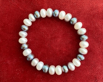 Echte HONORA-armband met gekweekte parel: comfortabele stretchstijl. Grijze en witte parels- Bijna nieuwstaat- Met satijnen opbergtas