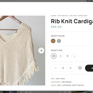 K&ouml;nnte beinhalten: Cremefarbene Strickjacke mit Rippenmuster, V-Ausschnitt und Fransen. Der Pullover wird auf einem Holzkleiderb&uuml;gel pr&auml;sentiert. Das Produkt ist als "Rib Knit Cardigan" gekennzeichnet.