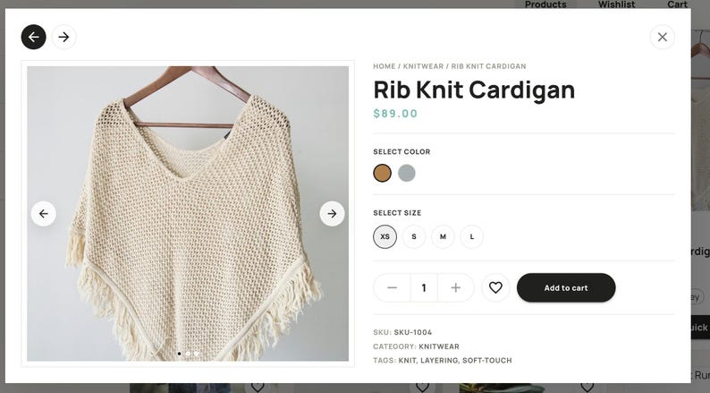 K&ouml;nnte beinhalten: Cremefarbene Strickjacke mit Rippenmuster, V-Ausschnitt und Fransen. Der Pullover wird auf einem Holzkleiderb&uuml;gel pr&auml;sentiert. Das Produkt ist als "Rib Knit Cardigan" gekennzeichnet.