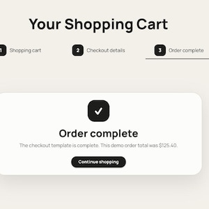 K&ouml;nnte beinhalten: Eine Webseite, die eine Bestellbest&auml;tigung anzeigt. Der Text lautet "Ihr Warenkorb" mit einer Fortschrittsanzeige, die "Bestellung abgeschlossen" anzeigt. Eine wei&szlig;e Box zeigt "Bestellung abgeschlossen" mit einem H&auml;kchen-Symbol und einer Schaltfl&auml;che "Weiter einkaufen".