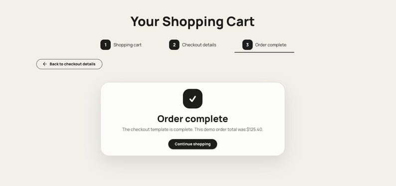 K&ouml;nnte beinhalten: Eine Webseite, die eine Bestellbest&auml;tigung anzeigt. Der Text lautet "Ihr Warenkorb" mit einer Fortschrittsanzeige, die "Bestellung abgeschlossen" anzeigt. Eine wei&szlig;e Box zeigt "Bestellung abgeschlossen" mit einem H&auml;kchen-Symbol und einer Schaltfl&auml;che "Weiter einkaufen".