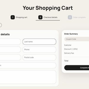 K&ouml;nnte beinhalten: Ein digitaler Warenkorb-Checkout-Bildschirm mit dem Text "Your Shopping Cart" oben. Der Bildschirm zeigt Felder f&uuml;r Checkout-Details, einschlie&szlig;lich Name, E-Mail und Adresse, sowie eine Bestell&uuml;bersicht mit Zwischensumme, Rabatt, Liefergeb&uuml;hr und Gesamtbetrag.