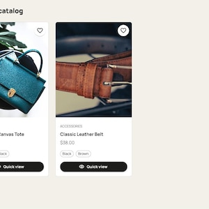 K&ouml;nnte beinhalten: Beispielkatalog mit Accessoires. Eine tealfarbene Canvas-Tragetasche mit goldenem Verschluss und ein brauner Lederg&uuml;rtel mit silberner Schnalle werden gezeigt. Der Text "Weekend Canvas Tote" und "Classic Leather Belt" sind sichtbar.