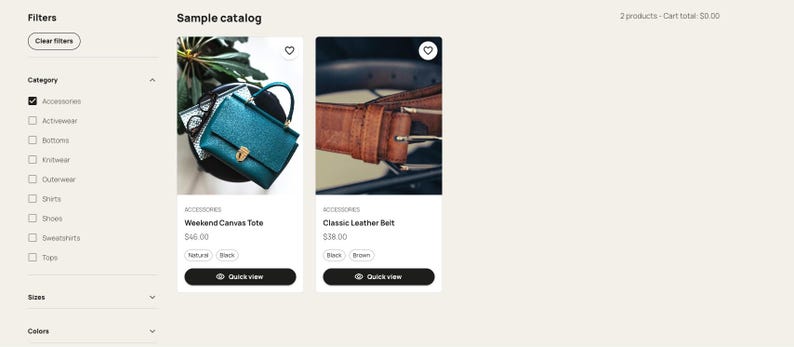 K&ouml;nnte beinhalten: Beispielkatalog mit Accessoires. Eine tealfarbene Canvas-Tragetasche mit goldenem Verschluss und ein brauner Lederg&uuml;rtel mit silberner Schnalle werden gezeigt. Der Text "Weekend Canvas Tote" und "Classic Leather Belt" sind sichtbar.