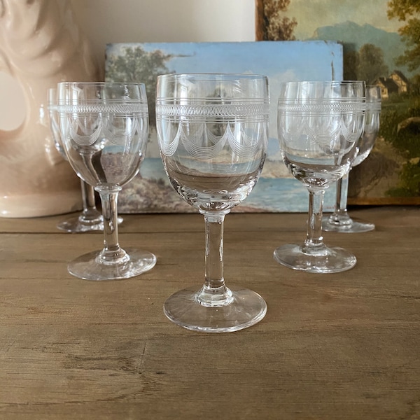 Ensemble de 5 petits verres anciens en cristal gravés