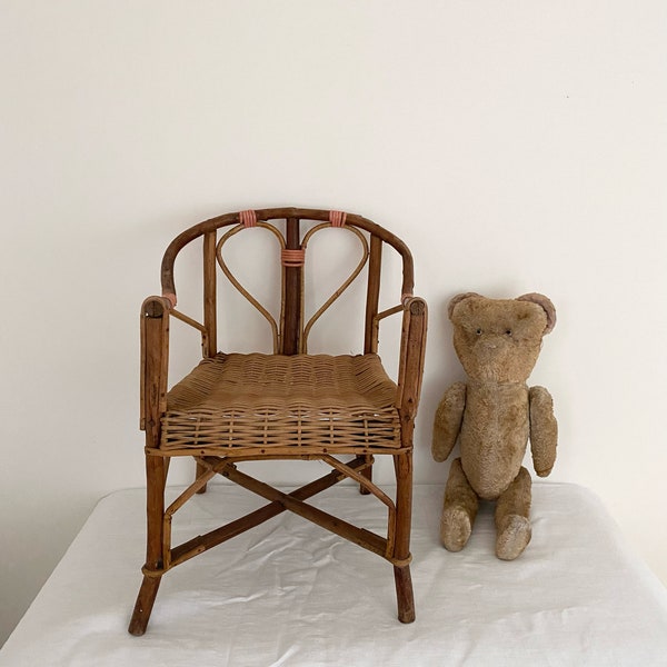 Ancien fauteuil enfant en canne de rotin et osier