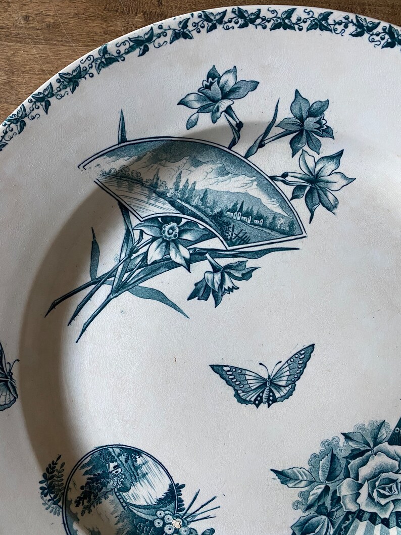 Grand Plat Vitrifenal Badonviller FB30 Signé Boucher – Scène Romantique Bleu