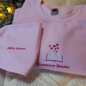 Romance Reader AKA Smut- Idea de regalo para amantes de los libros- Sudadera temática de libros románticos con bordado de manga opcional (lea la descripción)