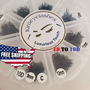 Könnte beinhalten: Ein transparenter Kunststoffbehälter mit sieben Fächern, die jeweils eine andere Größe von schwarzen Wimpernextensions enthalten. Der Behälter hat ein weißes Etikett mit dem Text "Kimeyelashes | Luxurious Touch conicoshop.com 4D TO 10D". Der Text "FREE SHIPPING" ist auf einer rot-weiß-blauen amerikanischen Flagge gedruckt.