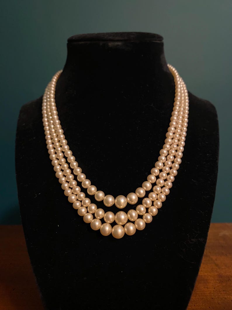 Vintage Pearl Necklace in Multi-Layer Design