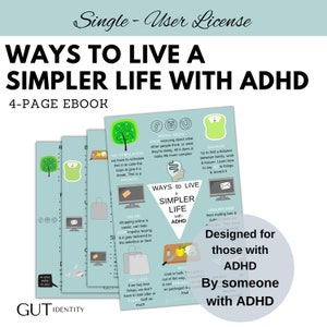 Può includere: Un ebook di 4 pagine intitolato "Ways to Live a Simpler Life with ADHD" con uno sfondo verde e un triangolo bianco con il testo "Ways to Live a Simpler Life with ADHD" al suo interno. L'ebook è progettato per le persone con ADHD ed è stato creato da qualcuno con ADHD. L'ebook include suggerimenti per semplificare la vita con ADHD, come ridurre i social media, acquistare meno e cucinare in grandi quantità.