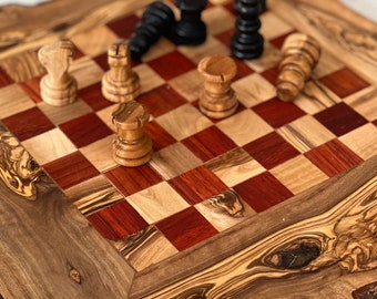 Juego de ajedrez con bordes rugosos / Tablero de ajedrez de madera con piezas de ajedrez / regalo para él / regalo para ella / regalo de Navidad