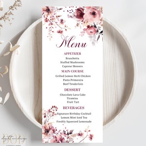 Tarjeta de menú en color burdeos y rosa ruborizado, encantador diseño floral invernal para eventos de invierno, perfecta para celebraciones de cumpleaños, baby shower o bodas