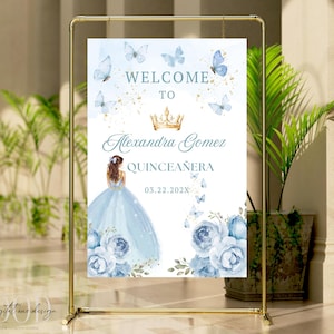 Modello di cartello di benvenuto per Quinceanera blu polvere, motivo floreale con farfalle e principesse, perfetto per la decorazione della festa di compleanno di Quinceañera blu polvere