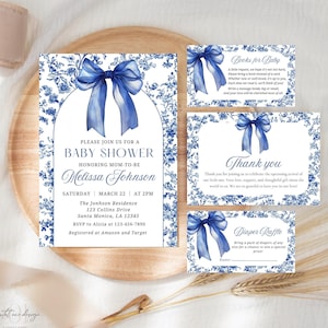 Blauwe toile de jouy uitnodigingsbundel babyshower, chinoiserieset met bloemencoquette, koningsblauwe strik uitnodigingsbundel babyshower jongen