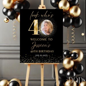 Letrero de bienvenida para 40 cumpleaños, letrero de bienvenida "Mira quién cumple 40", letrero con foto, letrero de cumpleaños para un hito, decoración de fiesta en negro y dorado.