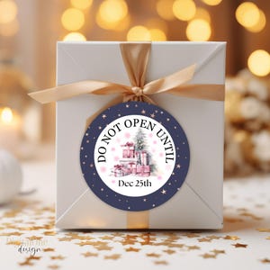 Afdrukbare tag 'Niet openen tot 25 december' | Direct downloaden | Blauw en roze cadeaulabel voor de feestdagen | Sticker kerstcadeau, label cadeauverpakking