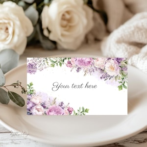Modelo de cartão de lugar floral roxo, decoração elegante para jantar, design floral com detalhes de pérolas, cartões de lugar para jantar para impressão ou rótulo de comida