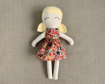 Muñeca de tela hecha a mano, cabello rubio, vestido floral, 17 pulgadas