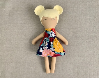 Muñeca de tela hecha a mano, cabello rubio, vestido floral, primera muñeca del bebé