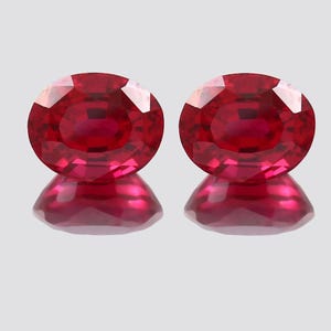 Paire de rubis ovales assortis 10 x 8 mm, pierres précieuses rouges sang du Mozambique AAA