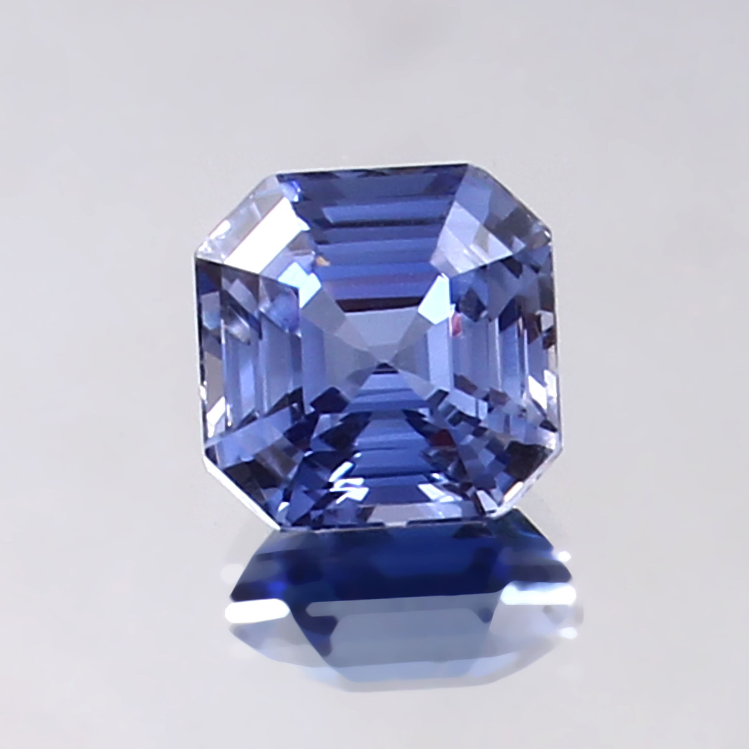 Superbe Saphir Naturel De Ceylan, Bleu-vert Parti, 9.60 Carats, Taille Ovale, Traité Thermiquement, Certifié AGSL
