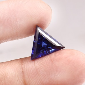AAA ceylonblauwe saffier: 12 mm driehoek geslepen edelsteen