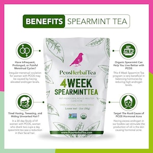 Puede incluir: Una bolsa verde y blanca de PcosHerbal Tea 4 semanas de t&eacute; de menta. La bolsa tiene un p&aacute;jaro verde y el texto "Mezcla &uacute;nica para mujeres con SOPK". La bolsa est&aacute; sobre un fondo rosa con texto que describe los beneficios del t&eacute; de menta para las mujeres con SOPK.