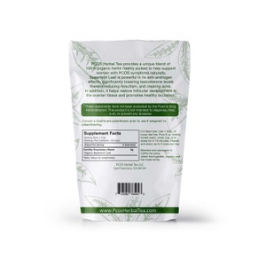 Puede incluir: Una bolsa blanca resellable con hojas verdes impresas en ella. La bolsa contiene PCOS Herbal Tea, una mezcla de hierbas org&aacute;nicas. La parte posterior de la bolsa enumera los datos del suplemento, incluidos los ingredientes y el tama&ntilde;o de la porci&oacute;n. El texto en la bolsa dice: "PCOS Herbal Tea proporciona una mezcla &uacute;nica de hierbas org&aacute;nicas reci&eacute;n recogidas para ayudar a las mujeres con s&iacute;ntomas de SOPK de forma natural. La hoja de menta verde es potente en sus efectos antiandrog&eacute;nicos, reduciendo significativamente los niveles de testosterona, lo que reduce el hirsutismo y el acn&eacute;. Adem&aacute;s, ayuda a restaurar el desarrollo folicular en el tejido ov&aacute;rico y promueve una ovulaci&oacute;n saludable."