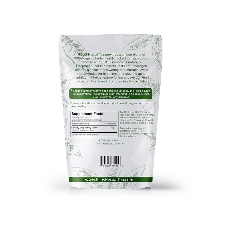Puede incluir: Una bolsa blanca resellable con hojas verdes impresas en ella. La bolsa contiene PCOS Herbal Tea, una mezcla de hierbas org&aacute;nicas. La parte posterior de la bolsa enumera los datos del suplemento, incluidos los ingredientes y el tama&ntilde;o de la porci&oacute;n. El texto en la bolsa dice: "PCOS Herbal Tea proporciona una mezcla &uacute;nica de hierbas org&aacute;nicas reci&eacute;n recogidas para ayudar a las mujeres con s&iacute;ntomas de SOPK de forma natural. La hoja de menta verde es potente en sus efectos antiandrog&eacute;nicos, reduciendo significativamente los niveles de testosterona, lo que reduce el hirsutismo y el acn&eacute;. Adem&aacute;s, ayuda a restaurar el desarrollo folicular en el tejido ov&aacute;rico y promueve una ovulaci&oacute;n saludable."