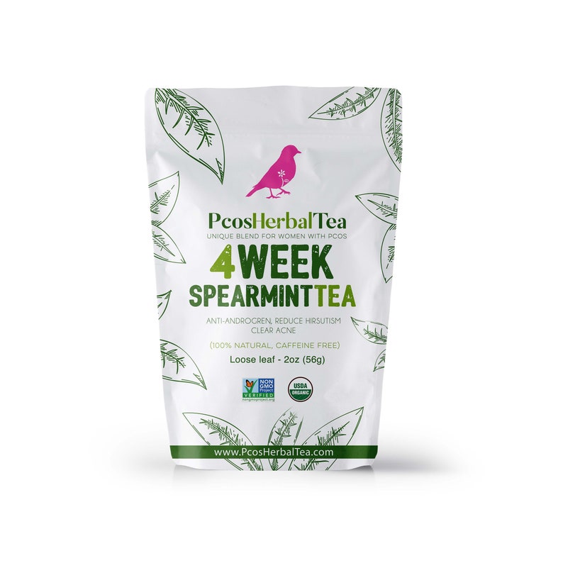 Puede incluir: Una bolsa blanca con hojas verdes y un dise&ntilde;o de p&aacute;jaro rosa. La bolsa contiene 4 semanas de t&eacute; de menta verde, una mezcla de t&eacute; de hojas sueltas para mujeres con SOP. La bolsa est&aacute; etiquetada como 100% natural, sin cafe&iacute;na y org&aacute;nica por la USDA.