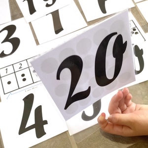 1 à 20 chiffres grandes cartes Flash A6 double face + plus/moins de tapis mathématiques EYFS apprentissage