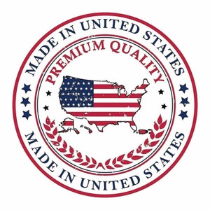 Op de afbeelding: Een ronde, rood-wit-blauwe zegel met de tekst "MADE IN UNITED STATES" rondom de rand. Het midden toont een kaart van de Verenigde Staten met de Amerikaanse vlag en de woorden "PREMIUM QUALITY".