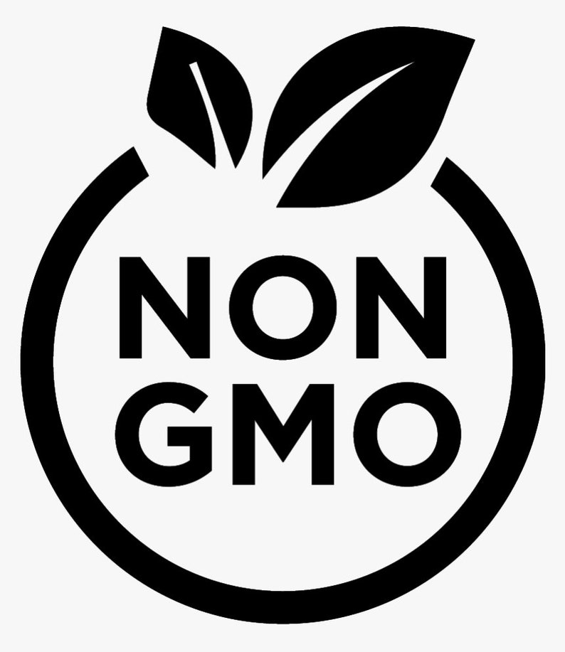 Op de afbeelding: Een zwart-wit Non-GMO-label. De tekst "NON GMO" staat in een zwarte cirkel, met twee bladeren bovenaan. Het ontwerp is eenvoudig en vetgedrukt, geschikt voor voedselverpakkingen of productetikettering.