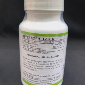Op de afbeelding: Een witte supplementfles met een witte dop. Het etiket bevat de tekst "SUPPLEMENT FACTS" en "Shatavari Extract 500 mg". De fles is gelabeld als vegetarisch en Halal-Kosher. Het product is een puur kruidenextract.