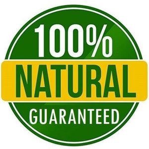 Op de afbeelding: Een ronde groene en gele afbeelding met de woorden "100% NATURAL GUARANTEED" in witte tekst. Het woord "NATURAL" staat op een gele rechthoekige banner. De afbeelding is een zegel.