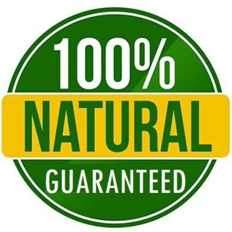 Op de afbeelding: Een ronde groene en gele afbeelding met de woorden "100% NATURAL GUARANTEED" in witte tekst. Het woord "NATURAL" staat op een gele rechthoekige banner. De afbeelding is een zegel.
